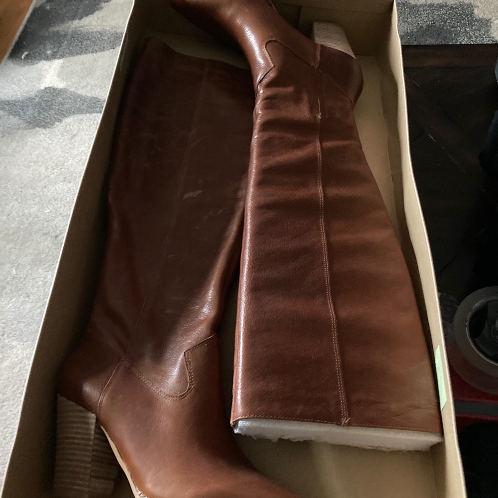 Lucky Brand Genuine Leather OTK Size 11